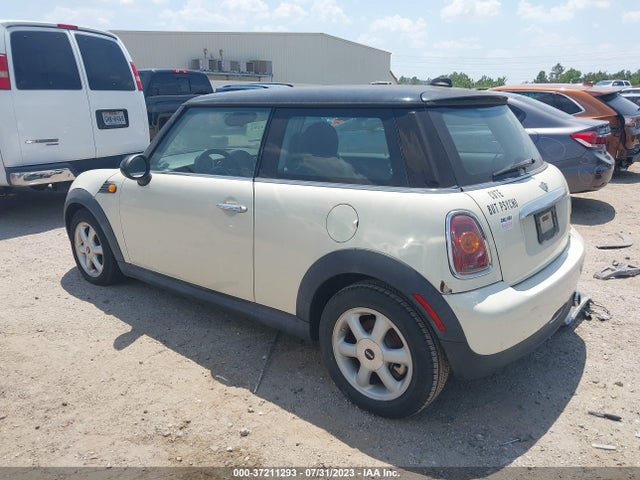 2010 MINI COOPER HARDTOP WMWMF3C50ATZ63518 Photo 2