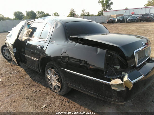 2010 LINCOLN TOWN CAR EXECUTIVE L W/LIVERY PKG VIN: 2LNBL8EV5AX620523