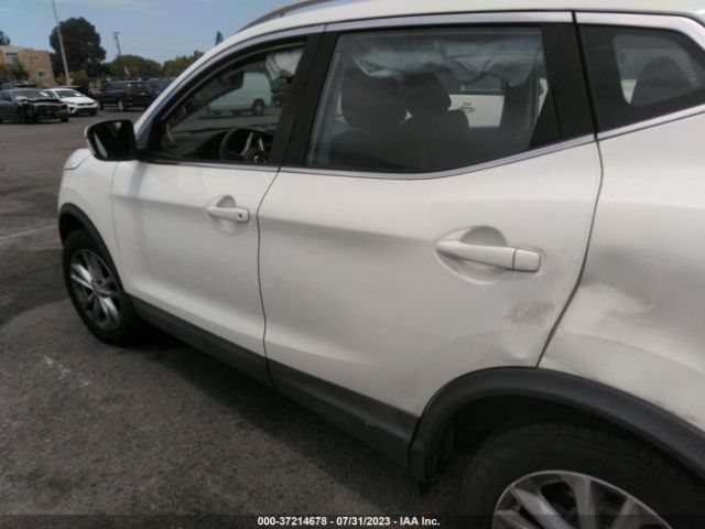 JN1BJ1CP0HW002587 Nissan Rogue Sport Sv