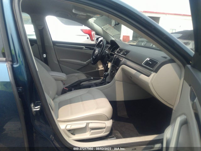 1VWAA7A30JC049585 Volkswagen Passat 2.0t S/r-line