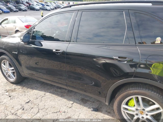 2016 Porsche Cayenne, VIN: WP1AE2A22GLA60774