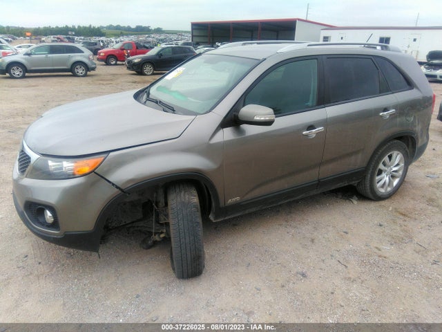 2011 KIA SORENTO LX VIN: 5XYKTDA27BG152569