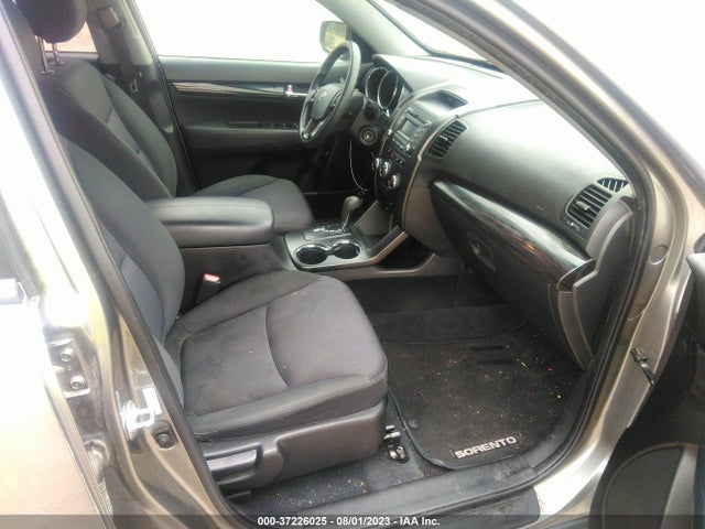 2011 KIA SORENTO LX VIN: 5XYKTDA27BG152569