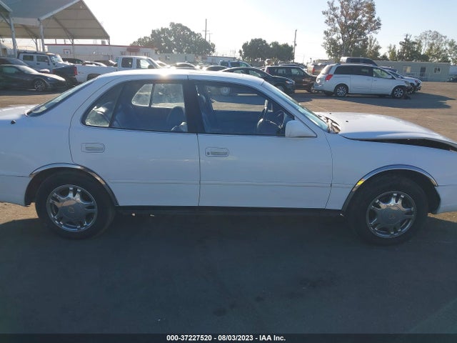 1994 TOYOTA CAMRY XLE VIN: JT2GK13E2R0072961