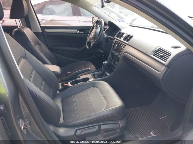 1VWBS7A39EC121102 Volkswagen Passat Se W/sunroof & Nav