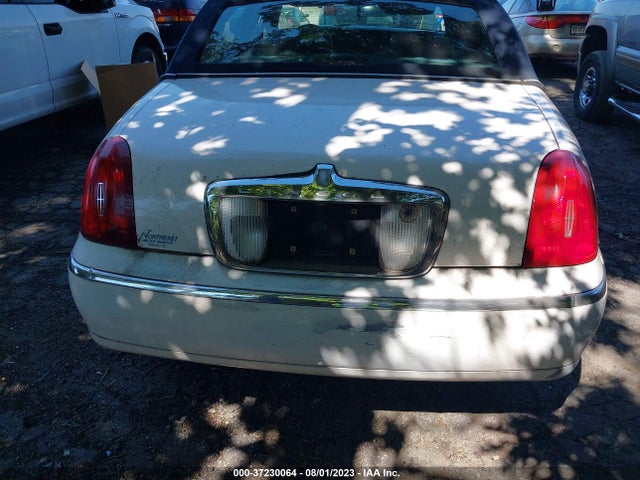 1999 LINCOLN TOWN CAR SIGNATURE VIN: 1LNHM82W4XY613589
