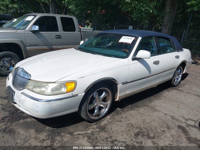 1999 LINCOLN TOWN CAR SIGNATURE VIN: 1LNHM82W4XY613589