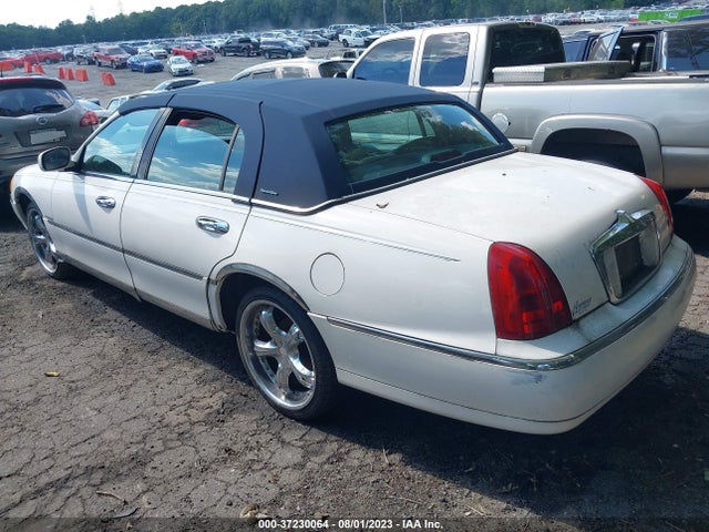 1999 LINCOLN TOWN CAR SIGNATURE VIN: 1LNHM82W4XY613589