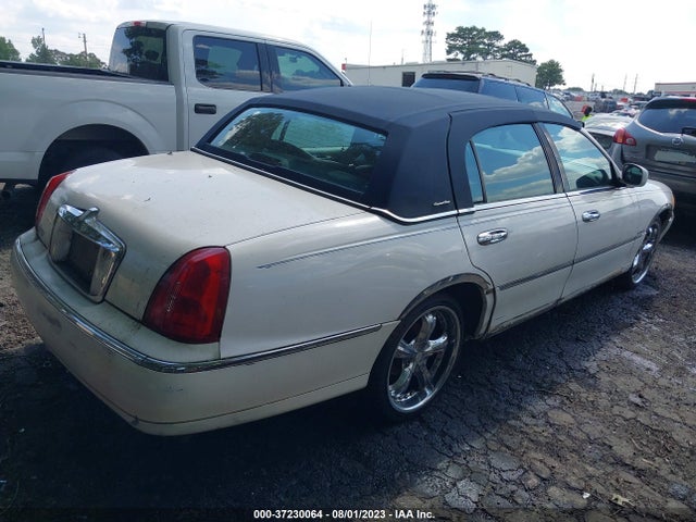 1999 LINCOLN TOWN CAR SIGNATURE VIN: 1LNHM82W4XY613589