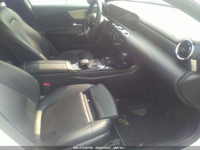 WDD3G4EBXKW001642 Mercedes-Benz A-class A 220