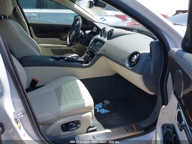2019 JAGUAR XJ SAJWA2GE7KMW22256 Photo 4
