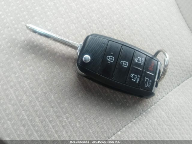 KNDMB5C12H6230001 KIA SEDONA LX