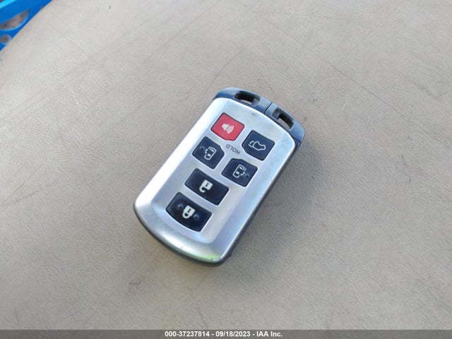 Toyota SIENNA SE 2017 5TDXZ3DC5HS887615 Image 3