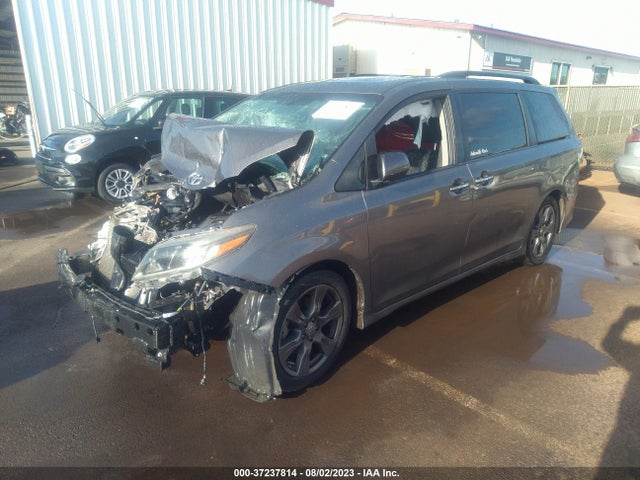 Toyota SIENNA SE 2017 5TDXZ3DC5HS887615 Image 2