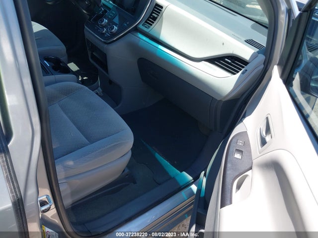 Toyota SIENNA LE 2017 5TDKZ3DC3HS878681 Image 11