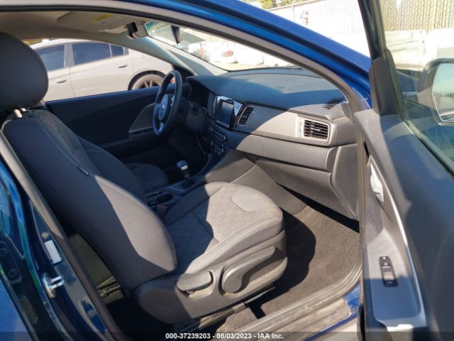 KNDCB3LC8H5094593 KIA NIRO LX