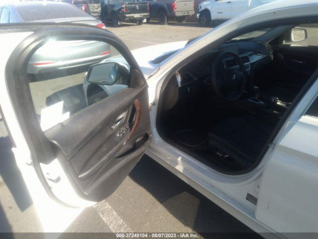 WBA8E1G55HNU15371 BMW 3 Series 320i