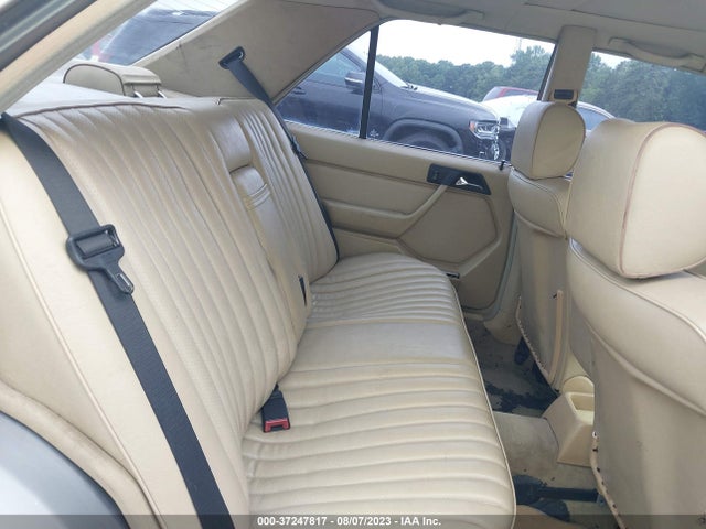 1989 MERCEDES-BENZ 300 E VIN: WDBEA30DXKA893135