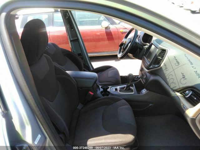 1C4PJLCS7HW574243 Jeep Cherokee Latitude