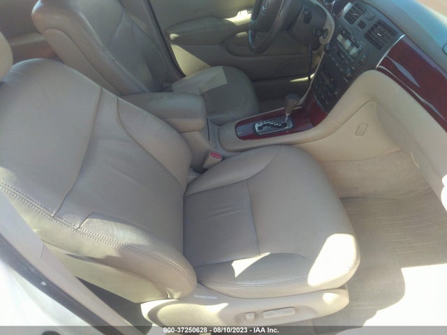 2002 LEXUS ES 300 VIN: JTHBF30G020046323
