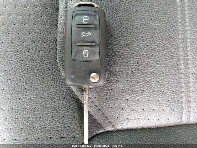 1VWAA7A39JC019498 Volkswagen Passat 2.0t S/r-line