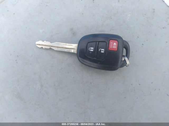 Toyota RAV4 LE 2016 JTMBFREV7GJ060703 Image 3