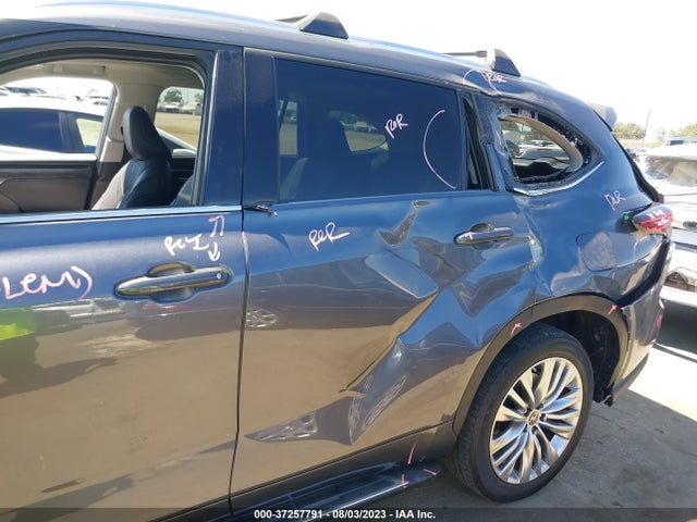 Toyota Highlander Hybrid Platinum 2023 5TDEBRCH1PS128258 Image 12