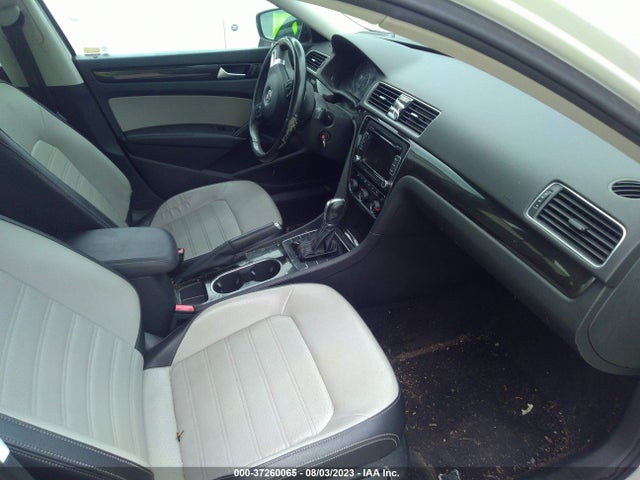 1VWBT7A3XFC104632 Volkswagen Passat 1.8t Sport