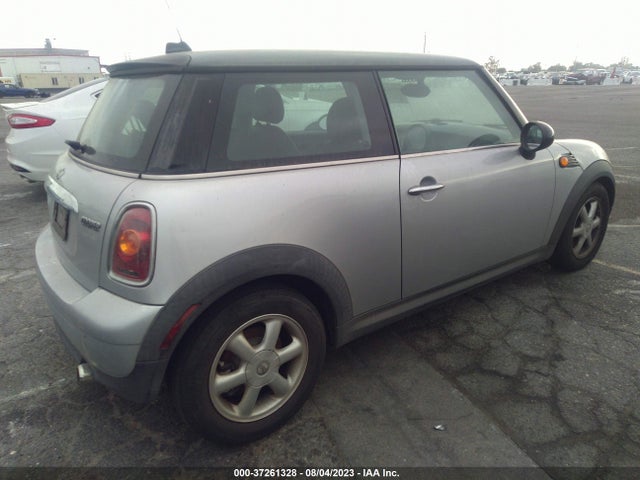 2009 MINI COOPER HARDTOP VIN: WMWMF33519TW74854