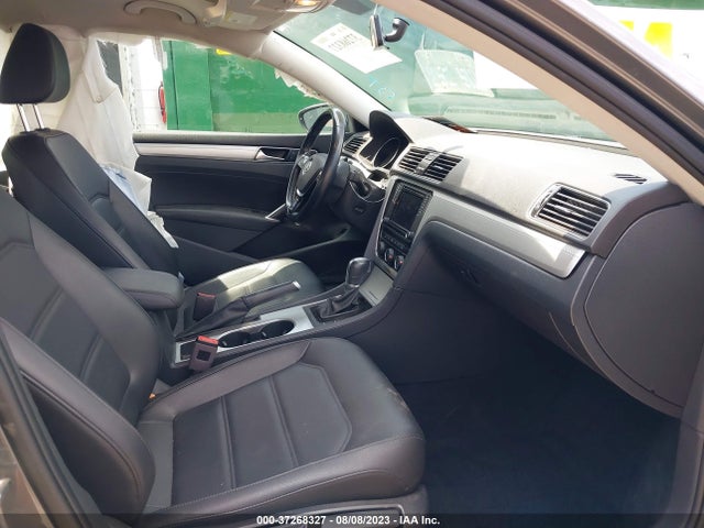1VWLA7A38KC000922 Volkswagen Passat 2.0t Wolfsburg Edition