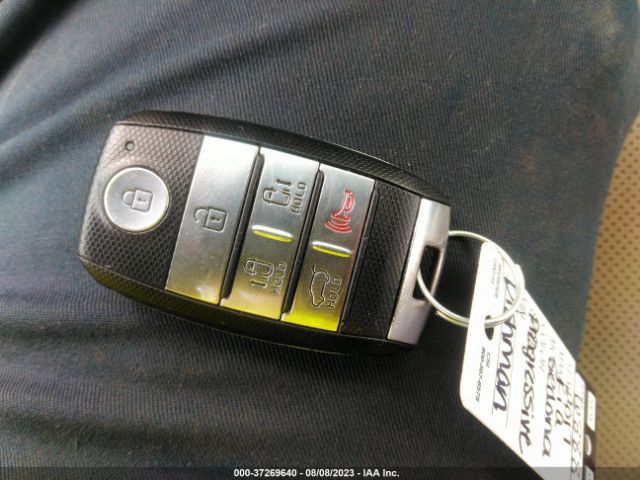 KNDMB5C13H6311833 KIA SEDONA LX