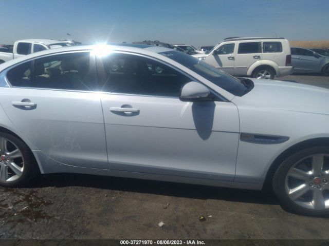 SAJAE4BG5HA957772 Jaguar Xe 25t Prestige