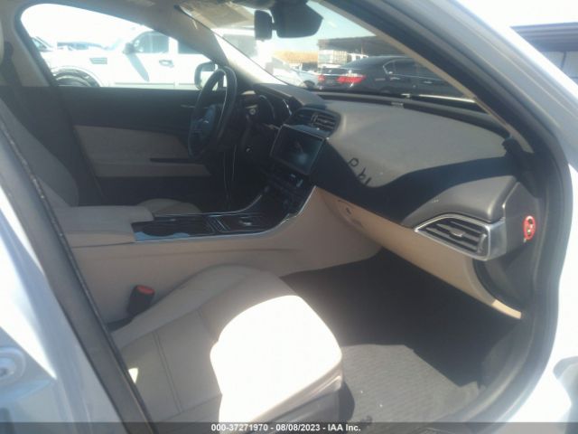 SAJAE4BG5HA957772 Jaguar Xe 25t Prestige