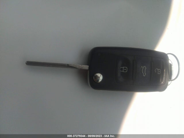 2013 VOLKSWAGEN EOS SPORT VIN: WVWBW8AH2DV003498