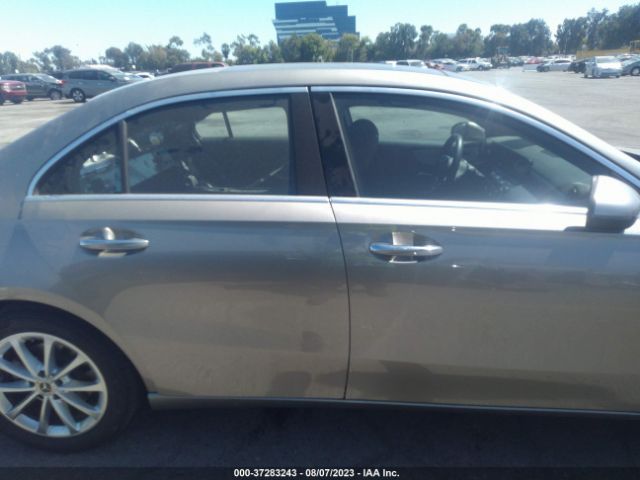 WDD3G4EB4KW028772 Mercedes-Benz A-class A 220