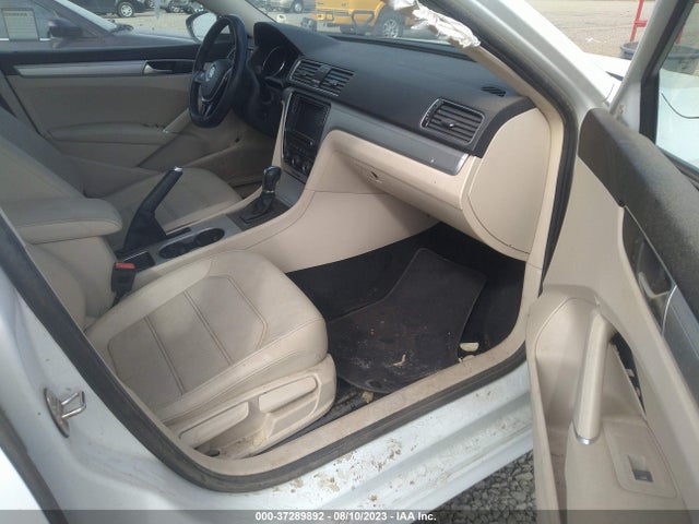 1VWLA7A33KC009933 Volkswagen Passat 2.0t Wolfsburg Edition