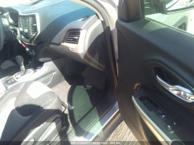 1C4PJLCBXJD537611 Jeep Cherokee Latitude