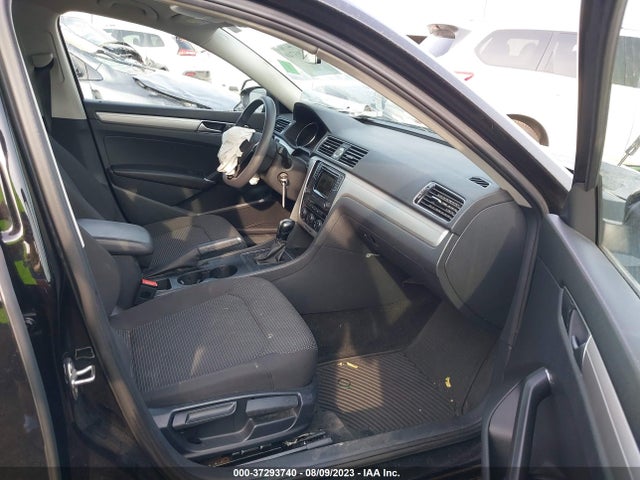 1VWAT7A3XGC015446 Volkswagen Passat 1.8t S