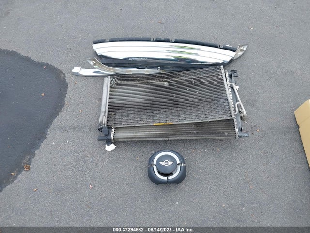 2008 MINI COOPER HARDTOP VIN: WMWMF33568TT63547