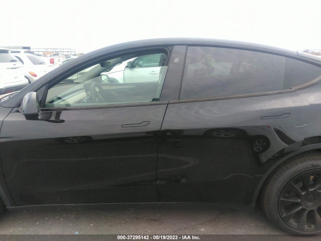 Tesla Model Y Long Range 2023 7SAYGDEE6PA125297 Image 5