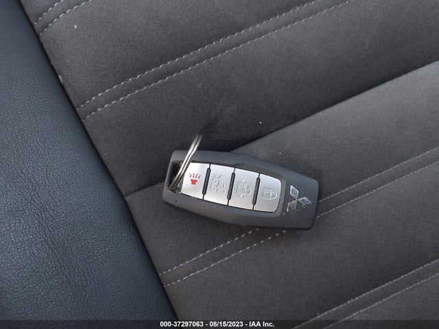 JA4J3UA87NZ064668 Mitsubishi Outlander Se