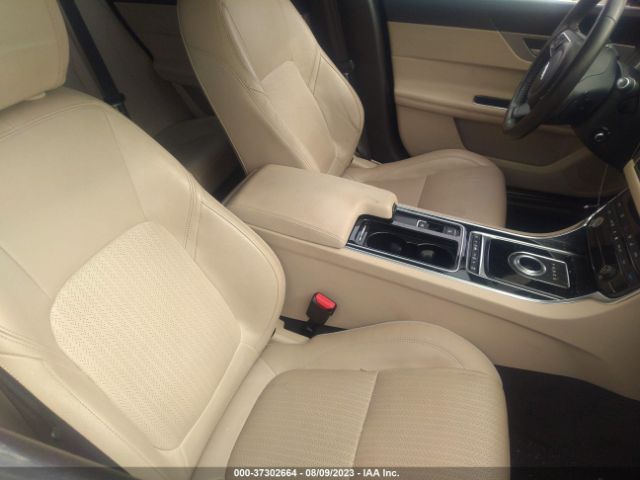 2017 JAGUAR XF SAJBE4BV9HCY27128 Photo 4