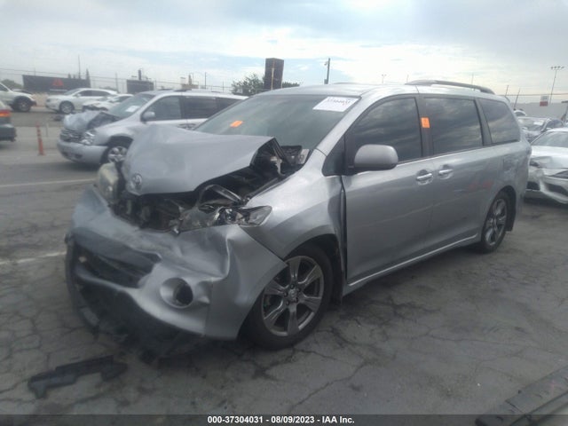 Toyota SIENNA SE 2017 5TDXZ3DC1HS874215 Image 2