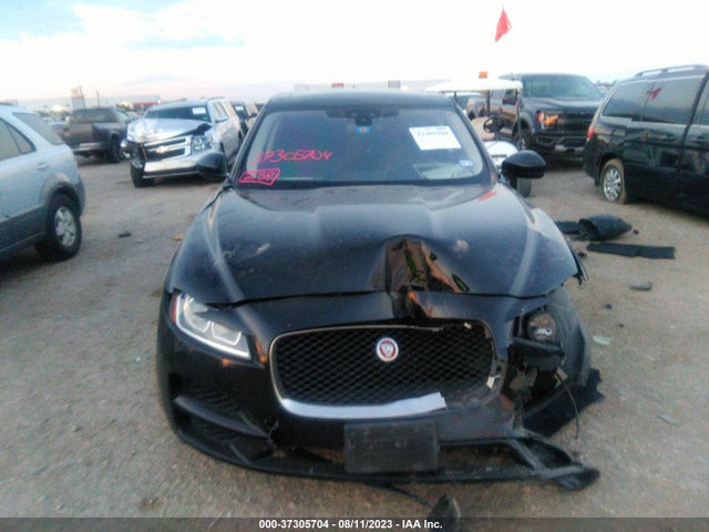 SADCJ2GX8JA236825 Jaguar F-pace 30t Premium
