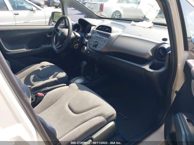 2011 HONDA FIT VIN: JHMGE8H30BS004200