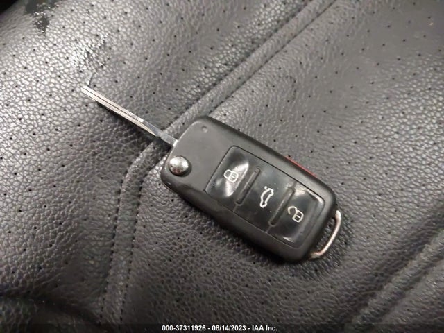 2018 VOLKSWAGEN PASSAT 2.0T S VIN: 1VWAA7A32JC015499