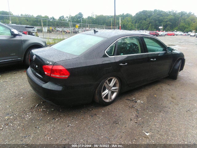 1VWBT7A31EC098637 Volkswagen Passat Se W/sunroof