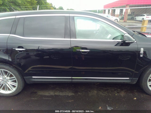 2018 Lincoln MKT, VIN: 2LMHJ5AT1JBL01690
