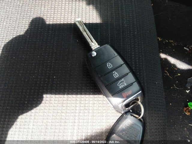2015 KIA SORENTO LX VIN: 5XYKTDA6XFG634431