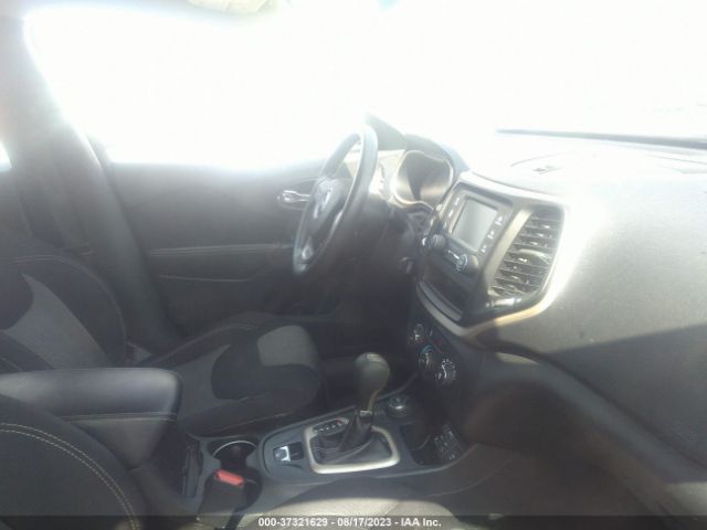 1C4PJMAB1FW667135 Jeep Cherokee Sport